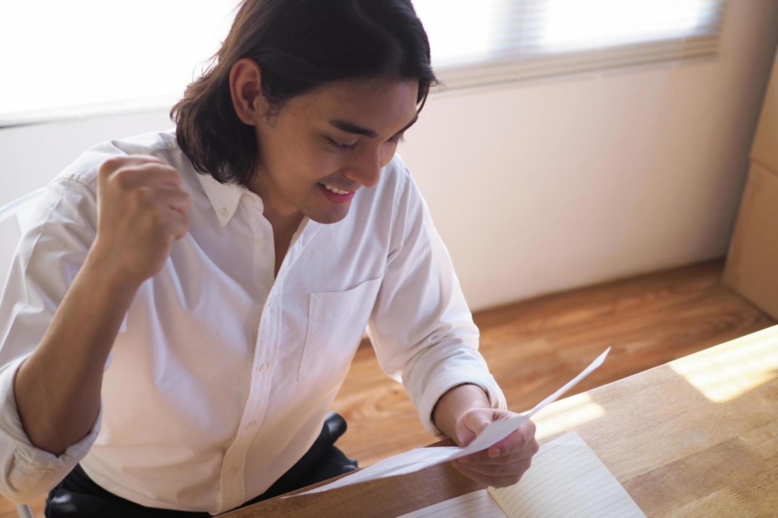 Planificación presupuestaria detallada con documentos y análisis