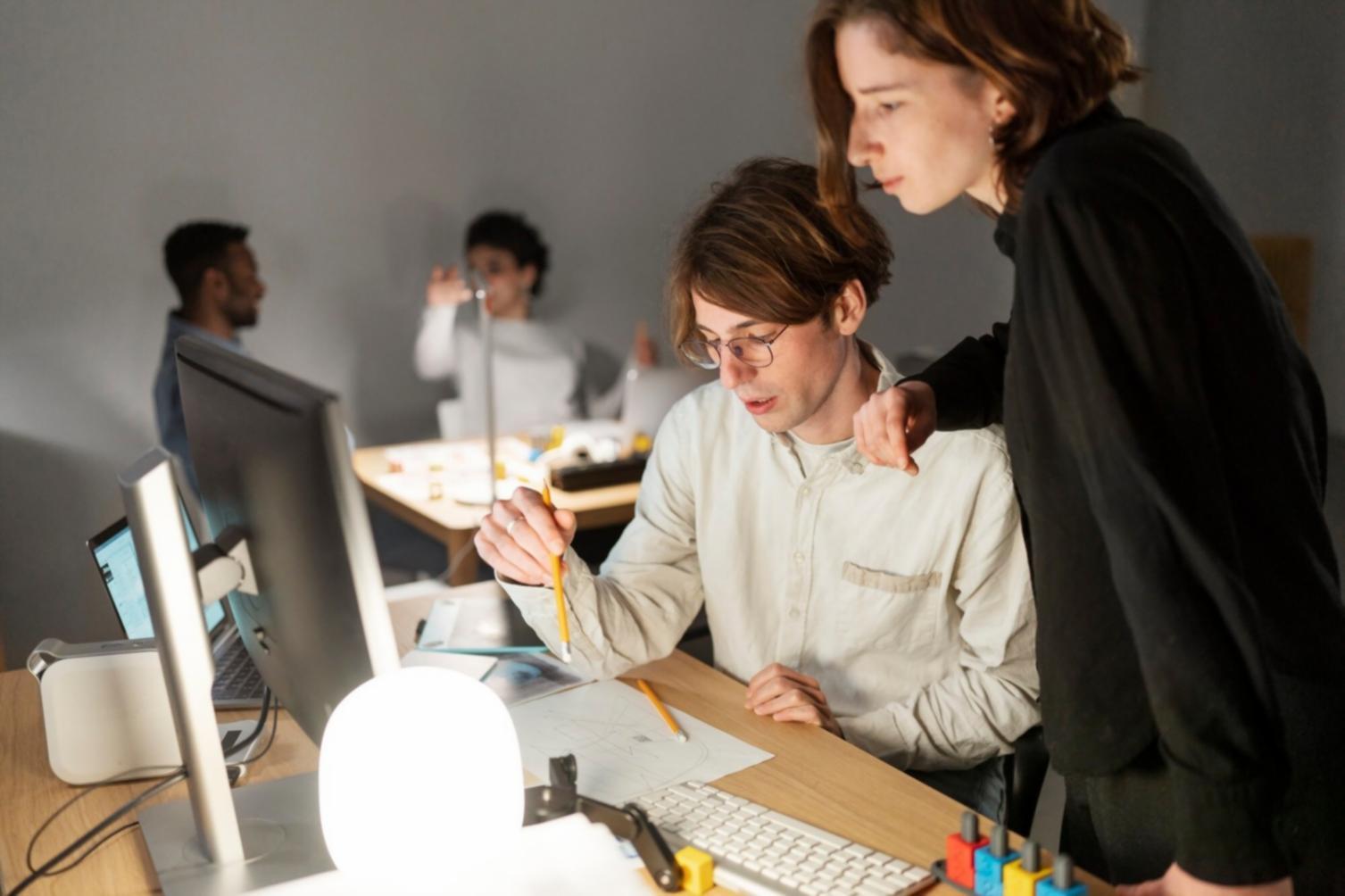 Profesionales trabajando en análisis financiero con documentos presupuestarios